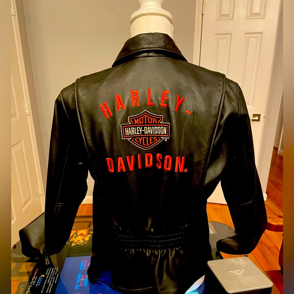 Harley Davidson Soft Leather Coat 
Size Medium 
Comfy & keeps you warm